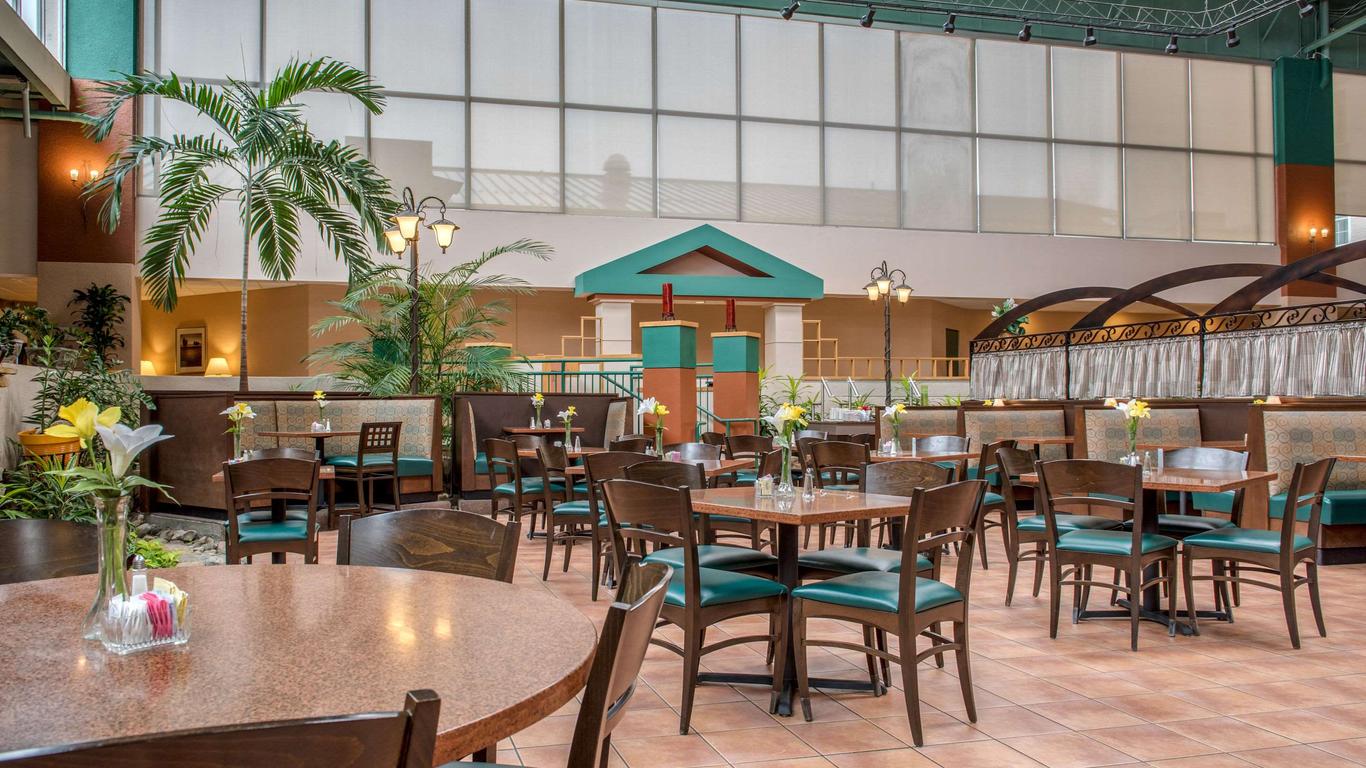 Quality Hotel Conference Center Cincinnati Blue Ash - Inside