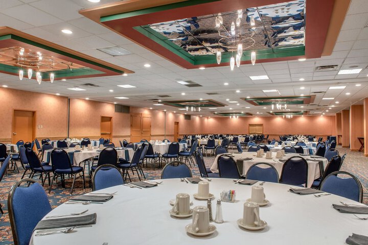 Quality Hotel Conference Center Cincinnati Blue Ash - Inside
